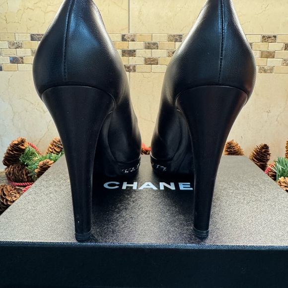 CHANEL Black Chain and Stiletto pumps 4 in. heel.  chain  Italy 42 (US 11.5) EUC - Picture 4 of 9